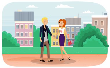 Şehir parkında birlikte yürüyen bir çift. Şirin, mutlu bir kız ve açık alanda buluşan adam yaz günü şehir binalarının ve yeşil ağaçların arka planına karşı. Aile romantik hafta sonu