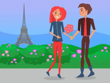 Modern adam kızıl saçlı kıza çiçek veriyor. Şehir parkında pembe çalılar, arka planda Eyfel kulesi. Paris, romantizm, Fransa. Aşk şehrinde romantik bir randevu. Paris sembolü. Fransa 'ya seyahat