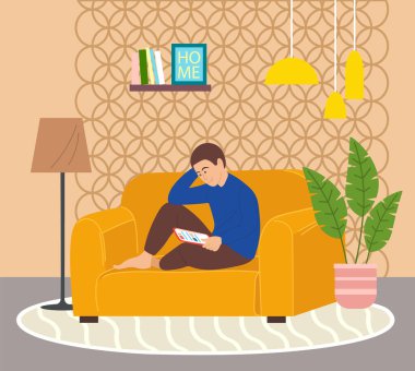 Sarı koltukta elinde tabletle internette sörf yapan adam. Konforlu ev mobilyaları, yer lambası, çiçek saksısı, kitaplarla ve resimlerle dolu raf, yuvarlak halı, tavan aydınlatma. Oturma odası ögeleri