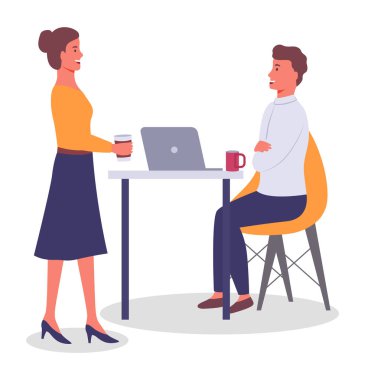 Ofis toplantısı ve iş meselelerinin değerlendirilmesi. Kadın ofis çalışanı patronla projeyi tartışıyor. İş kadını resmi olarak odada duruyor ve masada dizüstü bilgisayarla oturan adamla konuşuyor.