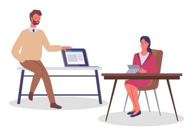 İş arkadaşları, takım çalışması süreci, ofis çalışanları, ortaklar, tartışır, beyin fırtınası yapar, çalışma stratejisini analiz eder, iş adamları ve iş kadınları dijital tablet kullanır, proje veya planı tartışır