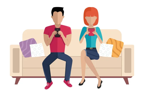 二人はソファに座っている 女の子と男は彼らの手にスマートフォンとチャットしています 漫画のキャラクターは休んでいて 家で一緒に時間を過ごしています 携帯電話で働く人は — ストックベクタ