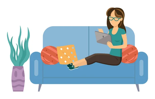 Mujer Con Gafas Sentada Sofá Con Una Tableta Chica Con — Vector de stock