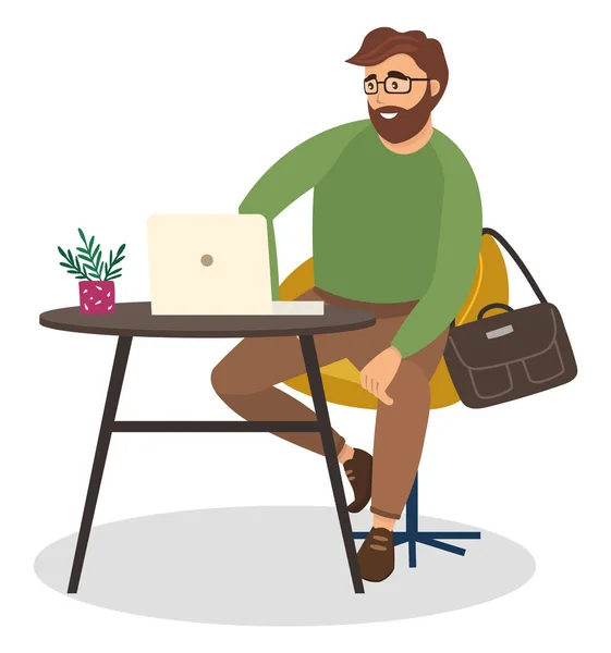 办公室职员坐在桌旁 带着一台白色的笔记本电脑 商人在他的平板电脑上工作 坐在咖啡桌旁 满脸胡须的男性艺人在电脑上通过互联网完成自己的工作 — 图库矢量图片