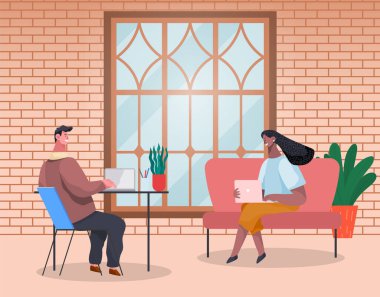 İş adamları masada oturup dizüstü bilgisayarlar üzerinde yazı yazıyorlar ve modern iç mekanda tuğla duvarlarla konuşuyorlar. Ofis çalışanları meseleleri konuşuyor. İş toplantısı ve değerlendirme