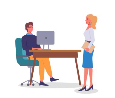 Modern elbiseli sarışın kadın ayakta duruyor ve konuşuyor, masada monitörlü gözlüklü adam. Ofis toplantısı. Çalışanlar, meslektaşlar ya da ofis çalışanları. İletişim kur ve çalış. Düz vektör resmi beyazda izole edildi