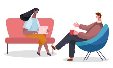 Kahveli adam ve dizüstü bilgisayarlı kadın koltuklarda oturup konuşuyorlar. Ofis çalışanları meseleleri konuşuyor. İş toplantısı ve iş meselelerinin değerlendirilmesi. Arkadaş canlısı takım sohbeti