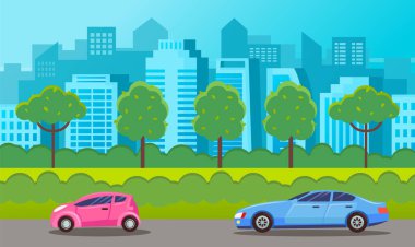 Arabalar asfalt bir yolda şehir manzarasının yüksek binalarının arka planına doğru yol alıyorlar. Panorama kentsel yol yaz aylarında düz vektör çizimi. Seyahatler ve nakliye, otomobil taşımacılığı.