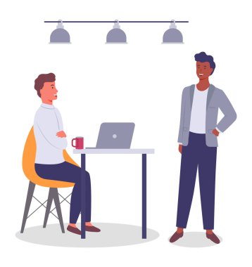 İş adamları konuşuyor, Afro-Amerikalı siyahi adam iş arkadaşıyla proje tartışıyor, masa başında oturan adam dinliyor, kahve molası veriyor, iş arkadaşlarıyla görüşüyor, iki iş adamıyla iletişim kuruyor.