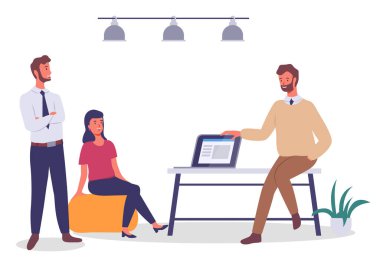 Adam monitörle ya da monoblock 'la masaya oturur, kız rahat sarı puf üzerine oturur, tişörtlü adam kollarını kavuşturur. Ofis modern iç mekan, tavan ışıklandırması, esrar fabrikası. Düz resim