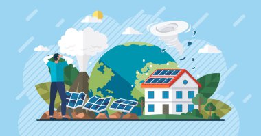Yenilenebilir güneş enerjisi santrali. Modern alternatif yeşil enerji. Kasırga ve doğal bir felaketten sonra güneş panelleri parçalandı ve kırıldı. Kasırgadan sonra evdeyim. İklimi değiştir