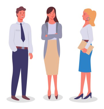 Bir grup iş adamı proje ve planlama stratejisini tartışıyor, mola sırasında konuşuyorlar. Ofiste toplantı, iş sırasında gülümseyen kadın ve erkek. Yöneticiler takımının işyeri