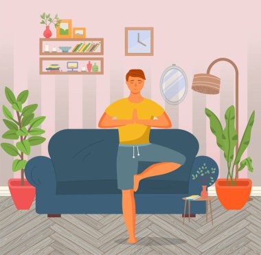Evde yoga yapan bir adam. Oturma odasında ağaçta duran mutlu genç adam. Atletik erkek karakter sağlığıyla ilgileniyor, sağlıklı bir yaşam sürüyor, rahatlama egzersizleri yapıyor, enerji kazanıyor.