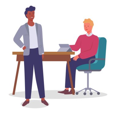 İki genç ofis çalışanı iletişim kurar, güler. Kırmızı kazaklı adam yeşil koltukta dizüstü bilgisayarla oturuyor. Ayakta duran ve konuşan adam. Ofis çalışanları arasında gayri resmi dostça iletişim