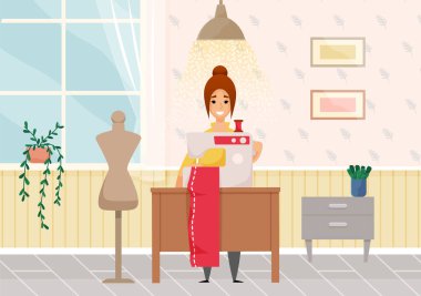 Güzel genç moda tasarımcısı kadın atölyesine kırmızı elbise dikmek için dikiş makinesi kullanıyor. İşte dikiş makinesi olan mutlu bir terzi kız elbise dikme, yaratıcı hobi, meslek