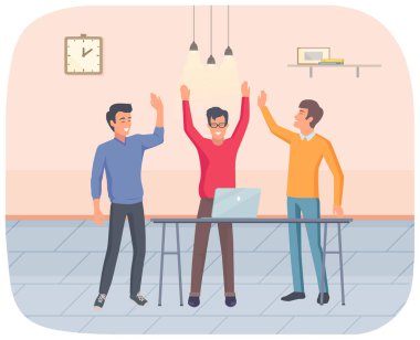 Başarılı proje uygulaması, mutlu meslektaşlar birbirlerini sevinçle tebrik ediyor. Masada dizüstü bilgisayarla takım çalışması. İş adamları şirketin iş stratejisini tartıştılar