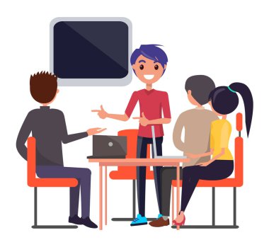 Adam atölyede iş sunumunu ekranda gösteriyor. Başlangıçta takım çalışması, proje geliştirme. İş eğitimindeki insanlar. Ofiste bir grup şirket ortağına ders vermek.