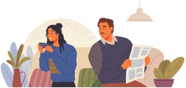 Kadın ve erkek, elinde gazete ve akıllı telefonuyla kanepede oturuyor. Günlüklü baba ve koltukta oturan telefonu kullanan kız. Çevrimiçi eğitim, öğrenme. İletişim eksikliği, cihazlara bağımlılık