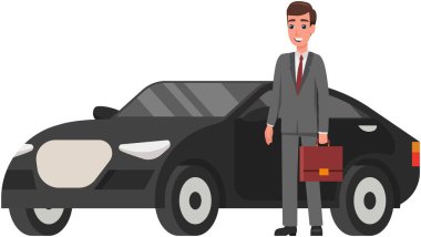 İş alanında çalışan adam evrak çantasıyla ayakta duruyor. Takım elbiseli, kravatlı, şahsi aracının yanında gülümseyen bir işadamı. Takım elbiseli erkek karakter, pahalı siyah arabanın yanındaki girişimci.