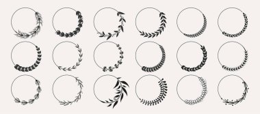 Çeşitli yaprak desenli dairesel çelenklerin siyah ve beyaz vektör tasarımları. Doğa temaları için ideal logolar düğün davetiyeleri ve çevre dostu ürünler. Basit zarif stil