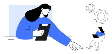 İri bir kadın dizüstü bilgisayarının yanında oturan küçük bir kadını işaret ederken elinde bir pano tutuyor. Takım çalışması, liderlik, rehberlik, proje yönetimi, iş akışı optimizasyonu, stratejik planlama için ideal