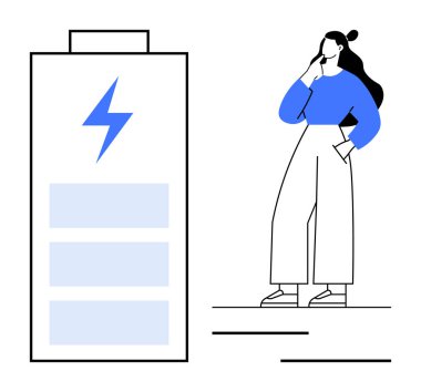 Mavi bluzlu ve beyaz pantolonlu bir kadın yıldırımlı büyük bir akünün yanında düşünceli bir şekilde duruyor. Enerji korunumu, farkındalık, güç, teknoloji, sürdürülebilirlik, düşünce için ideal