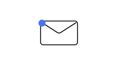 Sol üst köşesinde yeni ileti veya güncellemeleri gösteren mavi bildirim noktası olan zarf simgesi. Basit, modern, minimalist biçim illüstrasyonu e-posta, mesajlaşma uygulamaları, bilgilendirme videoları için mükemmeldir