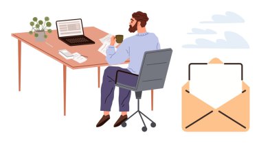 Masada kahve, dizüstü bilgisayar ve saksı bitkisiyle kağıtları inceleyen bir adam. Mesajları sembolize eden zarfı aç. Uzak çalışma, iletişim, organizasyon, üretkenlik, yazışma iş akışı için ideal