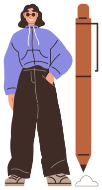 Büyük boy kapüşonlu ve geniş paçalı pantolonlu bir kadın dev bir kalemin yanında duruyor yaratıcılık, bireysellik ve güven taşıyor. Tasarım, eğitim, yazım, kişisel büyüme ve yenilik için ideal