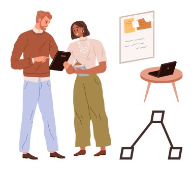 İki profesyonel pano ve notlarla görevleri tartışıyor, çalışma alanı elementlerinin yanında duruyorlar. Takım çalışması, işbirliği, beyin fırtınası, üretkenlik, ofis kültürü, planlama için ideal