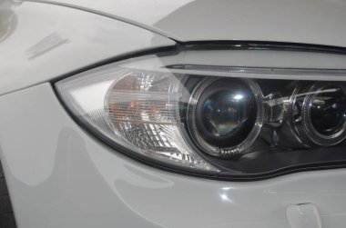 Araba farları yakın plan. Fenerin lüks araç detayı.