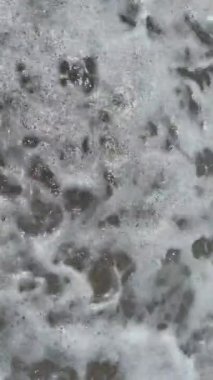 Okyanus dalgaları kumsalda kırılıyor