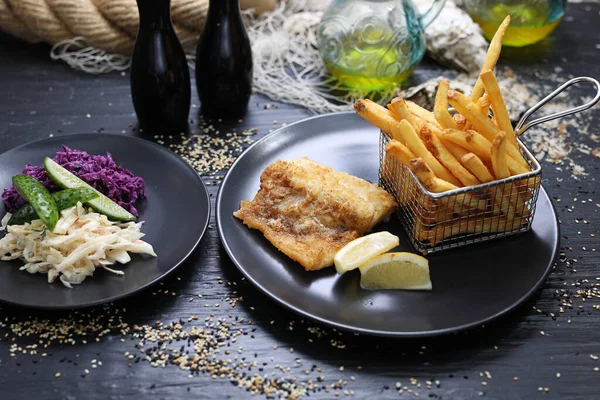 Gebratene Fischfilets Serviert Mit Goldenen Pommes Einem Metallkorb Mit Salatmischung — Stockfoto