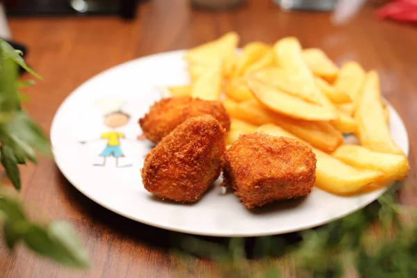 Nuggets Mit Pommes Frites Auf Einem Weißen Teller Mittagessen Kinderportion — Stockfoto