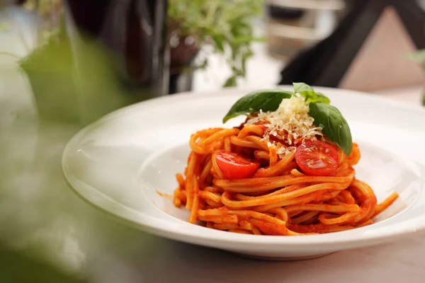 Spaghetti Pomodoro Con Basilico Formaggio Piatto Bianco Ristorante Focus Selettivo — Foto Stock