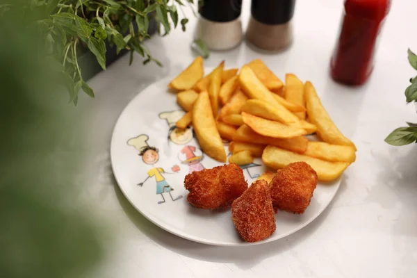 Nuggets Mit Pommes Frites Auf Weißem Teller Draufsicht Mittagessen Kinderportion — Stockfoto