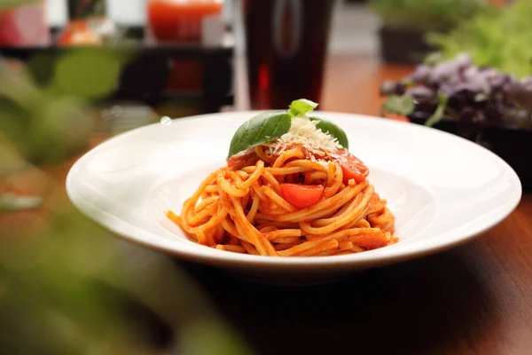 Espaguetis Tomate Con Albahaca Queso Plato Blanco Restaurante Con Fondo — Foto de Stock