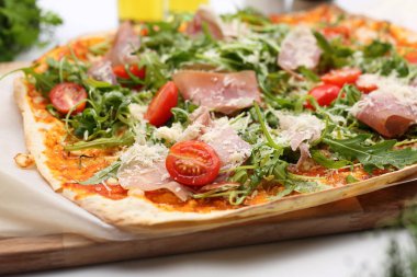 Çeri domatesli pizza, İtalyan jambonu, peynir, domates sosu ve roka. Geleneksel İtalyan yemeği, mutfak. Pizza prosciutto, yakın plan..