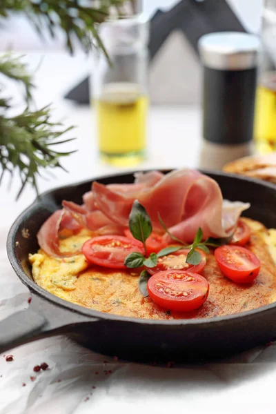 Fresh French Omelette Tomato Prosciutto Cast Iron Pan Breakfast Close — Stock Photo, Image