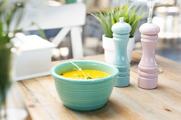 Sopa Crema Vegetal Enfoque Selectivo Primer Plano Curry Amarillo Con — Foto de Stock