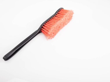 Beyaz arka planda küçük kırmızı-siyah fırça izole. Temizlik malzemeleri, süpürge. Süpürme için plastik süpürge, grafik tasarımı için paket fotoğrafı. 