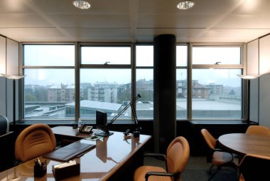 Banca Popolare di Milano Hizmet Merkezi 'nin masası ve masası.