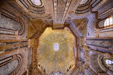 İspanya 'daki Santiago de Compostela tapınağının sekizgen kubbesinin görüntüsü.