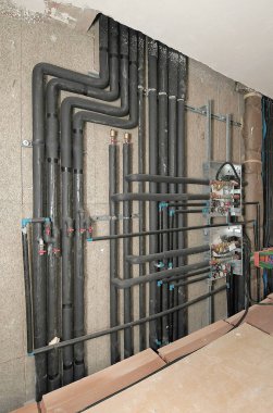 Yeni yapılmış bir apartmanın havalandırma borularının hazırlanması