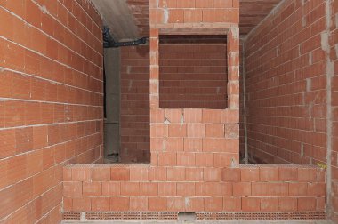 Lombardy, Como şehrindeki bir inşaat sahasında tuğla bölme duvarları..