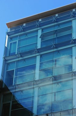 Milano, Lombardy, İtalya 'daki bir ofis binasının cam cephesinin ayrıntıları.