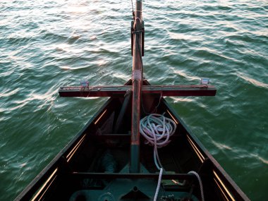 Yelkenli pruva, yelkenli halatla deniz dalgaları üzerinde turkuaz su manzaralı yelkenli. Atmosferik deniz yolculuğu fotoğrafı yat yat deniz nakliye gemisi kargo gemisi limana demirlemiş.