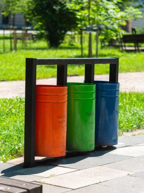 Umumi park alanındaki kağıt, cam, plastik ve atık için renkli metal geri dönüşüm kutuları. Çevreyi temiz tut. Çöp konteynırları plastik atık yönetimini durdurun