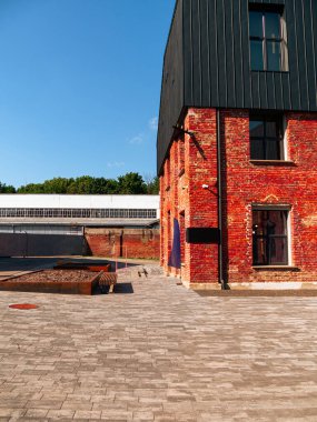 Modern kafe çalışma alanı dış tavan arası tarzı kırmızı tuğla duvar eski endüstriyel bina yenilemesi. Yaratıcı kentsel kaçma alanı şehir çatı katı dönüştürme tuğla depo dizaynı tabandan tavana pencere