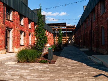 Modern kafe çalışma alanı dış tavan arası tarzı kırmızı tuğla duvar eski endüstriyel bina yenilemesi. Yaratıcı kentsel kaçma alanı şehir çatı katı dönüştürme tuğla depo dizaynı tabandan tavana pencere